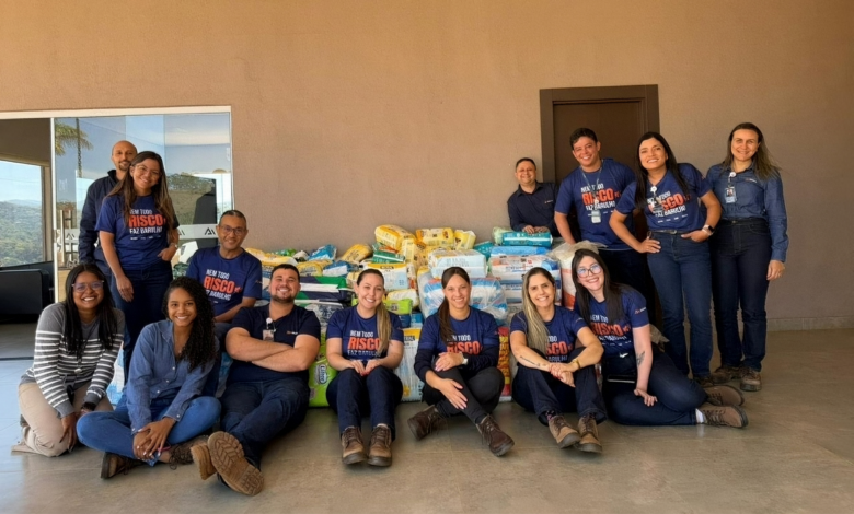 Equipe reunida durante a entrega das fraldas às instituições beneficiadas.