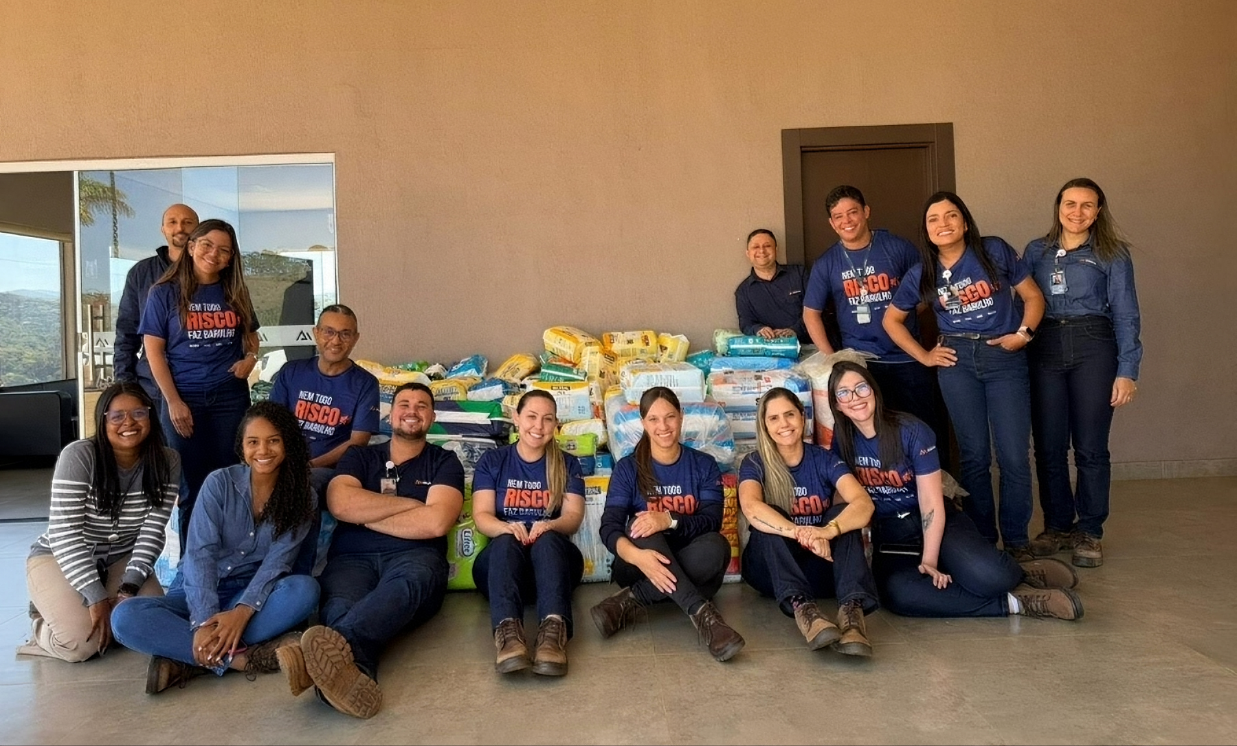 Equipe reunida durante a entrega das fraldas às instituições beneficiadas.
